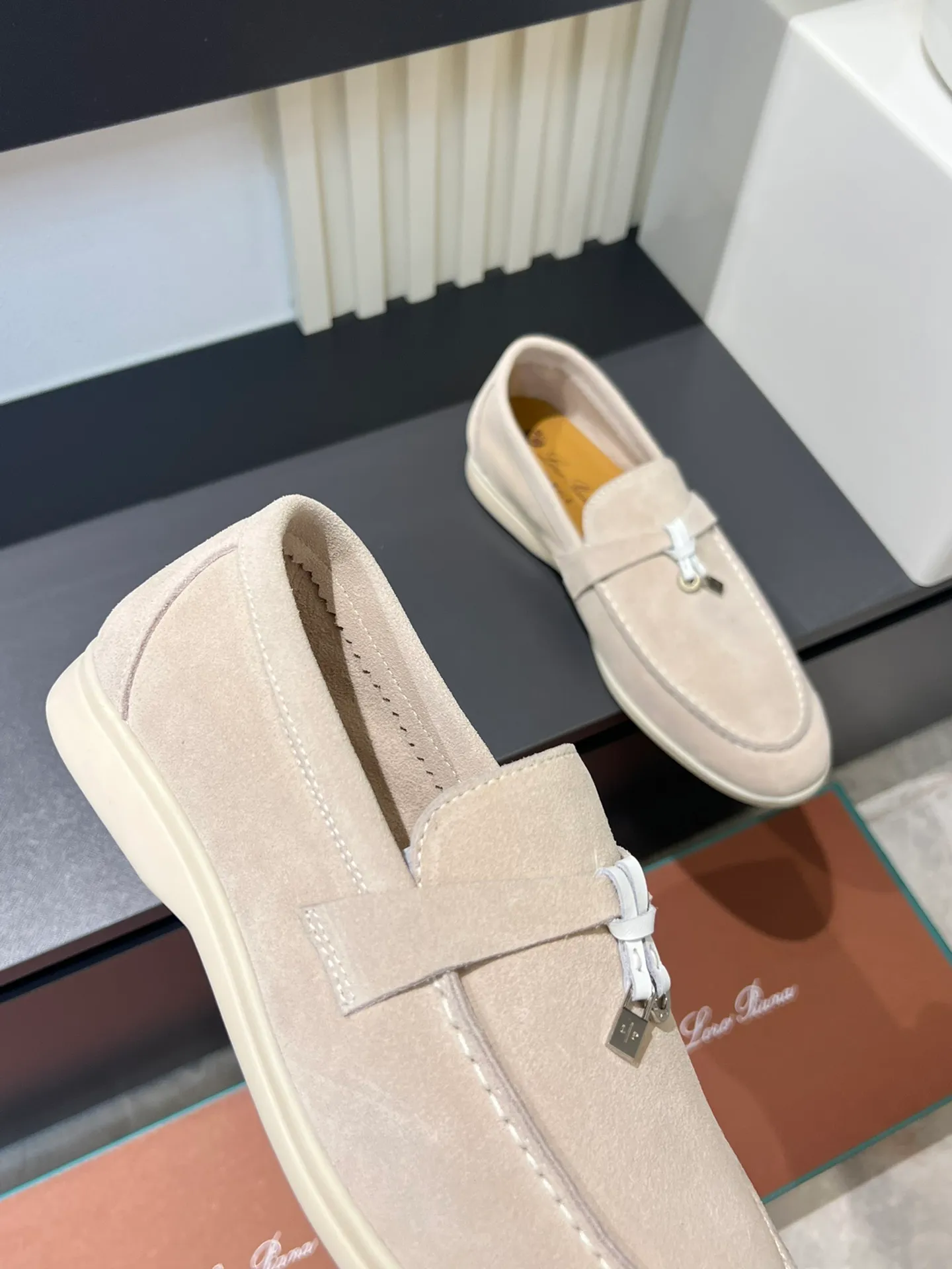 Men's shoes 💰p360 "Loro men's shoes 💰pian'*" Classic L men's shoes for couples 💰p Top version British flat loafers, a must-have item in old money style, the minimalist design is eye-catching and durable, a plus point for dressing The soft foot feel and texture are outstanding. They don’t scratch your feet and are very nice. They are matched with soft and waxy soles. They can be worn daily for a long time without getting tired. They are easy to wear, versatile and classic items, with perfect foot feel and texture! Imported cashmere fabric, the lining is made of imported A-grade water-dyed cow lining, the top version of the genuine leather midsole is sewn with pure handmade mark thread! Size: Female 35-40 (34. Customized) Male 38-44 (45.46. Customized)